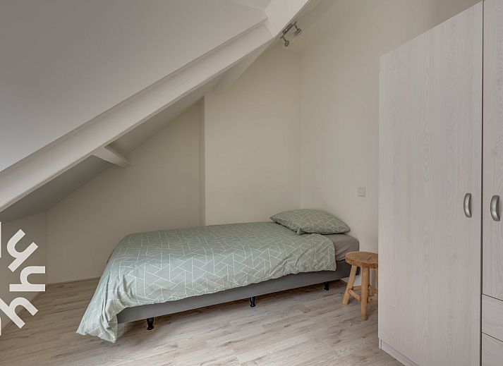 Comfortabele slaapkamer in vakantiehuis ZE679, Zoutelande, Walcheren, met groot raam en natuurlijk licht.