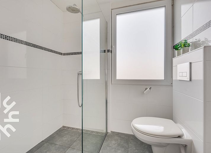 Luchtfoto van Zoutelande, Walcheren, met uitzicht op strand en vakantiehuis ZE679.