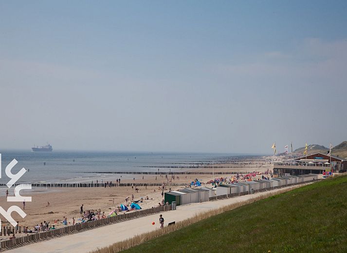 Luchtfoto van Zoutelande, Walcheren, met uitzicht op strand en vakantiehuis ZE679.