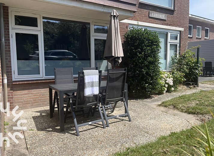 Zonnig terras van vakantiehuis ZE301 in Zoutelande, Walcheren, ideaal voor buiten dineren.