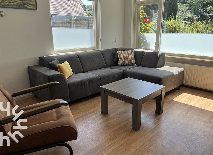 Stijlvolle woonkamer in vakantiehuis ZE301 in Zoutelande, Walcheren, met moderne inrichting.