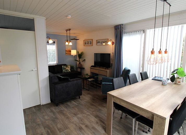 Sealife - Zoutelande vacation home in Zeeland with green hedge and sunny surroundings.