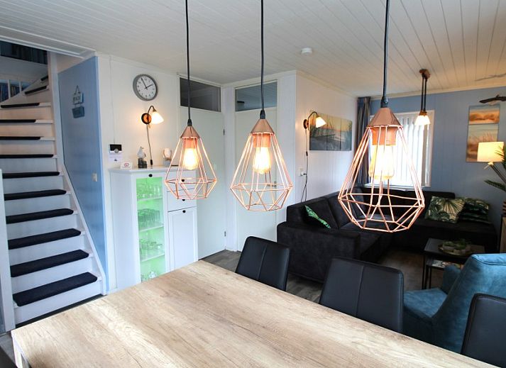 Sealife - Zoutelande vacation home in Zeeland with green hedge and sunny surroundings.