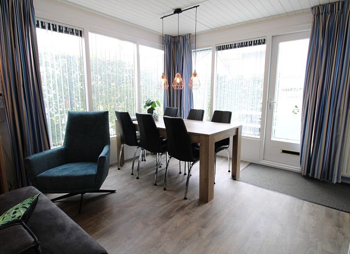 Sealife - Zoutelande vacation home in Zeeland with green hedge and sunny surroundings.