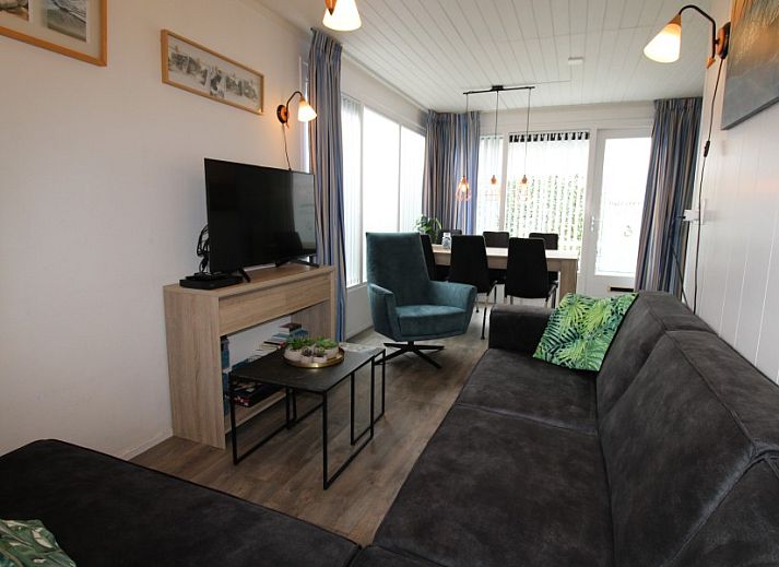 Sealife - Zoutelande vacation home in Zeeland with green hedge and sunny surroundings.