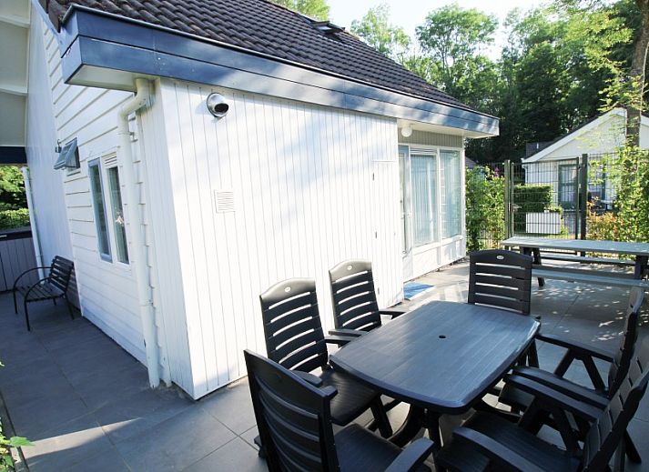 Stylish dining room in Sealife - Zoutelande vacation home with modern lighting.