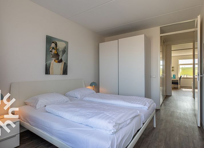 Vakantiehuis ZE1421 in Zoutelande, Walcheren, met bloeiende lavendel voor de woning.