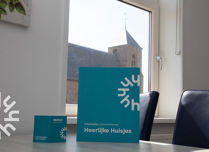 Vakantiehuis ZE1421 in Zoutelande, Walcheren, met bloeiende lavendel voor de woning.