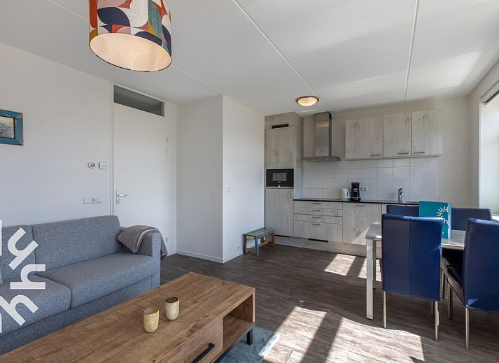 Vakantiehuis ZE1421 in Zoutelande, Walcheren, met bloeiende lavendel voor de woning.