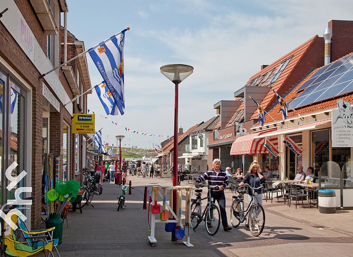 Moderne eetruimte in vakantiehuis ZE1421, Zoutelande, Walcheren, met uitzicht.