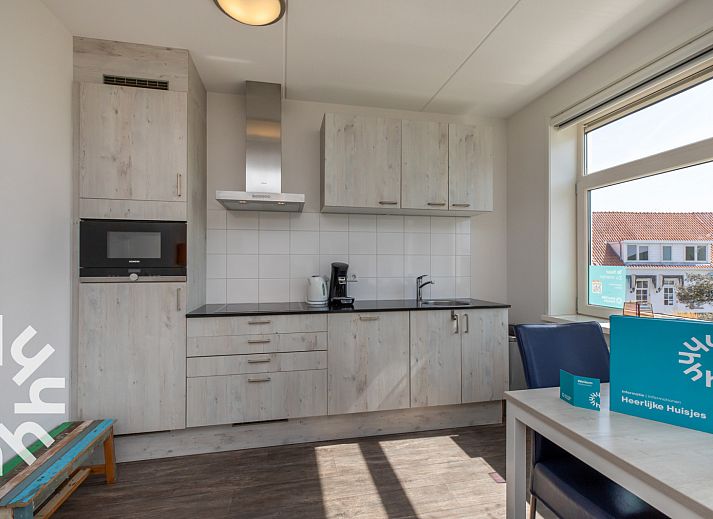 Moderne eetruimte in vakantiehuis ZE1421, Zoutelande, Walcheren, met uitzicht.