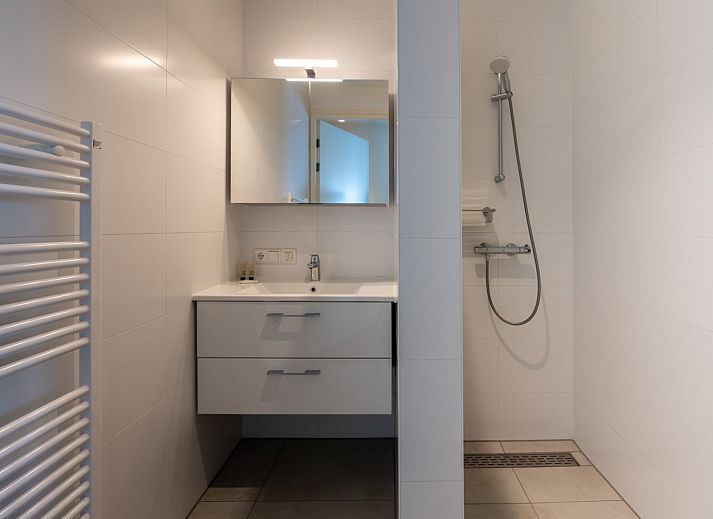 Aussenterrasse von Lamsoor 37 | Veerse Wende, Ferienhaus in Arnemuiden, Walcheren, mit Blick auf den Yachthafen.