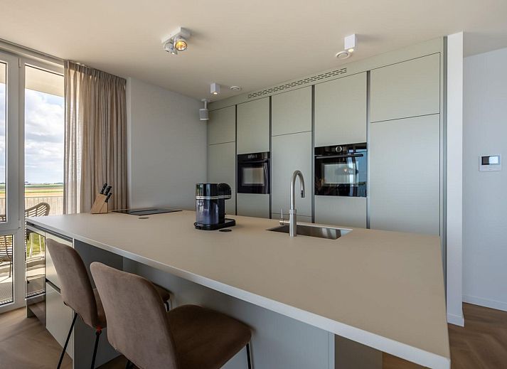 Stilvolles Wohnzimmer im Ferienhaus Lamsoor 95 | Veerse Wende, Arnemuiden, Walcheren, Zeeland mit Blick auf das Wasser.