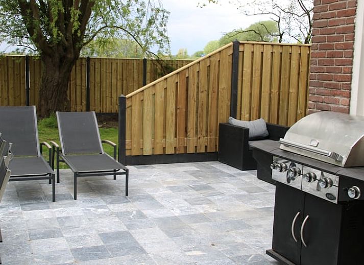 Zonnig terras bij Vakantiehuis in Arnemuiden, omringd door natuur in Walcheren, Zeeland.