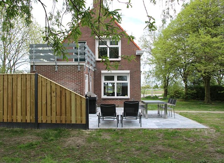 Zonnig terras bij Vakantiehuis in Arnemuiden, omringd door natuur in Walcheren, Zeeland.