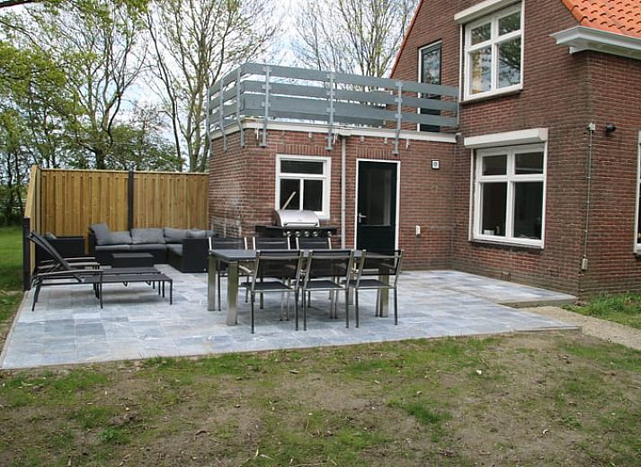 Zonnig terras bij Vakantiehuis in Arnemuiden, omringd door natuur in Walcheren, Zeeland.