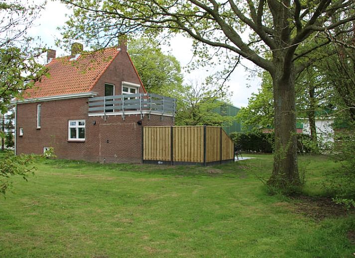 Zonnig terras bij Vakantiehuis in Arnemuiden, omringd door natuur in Walcheren, Zeeland.