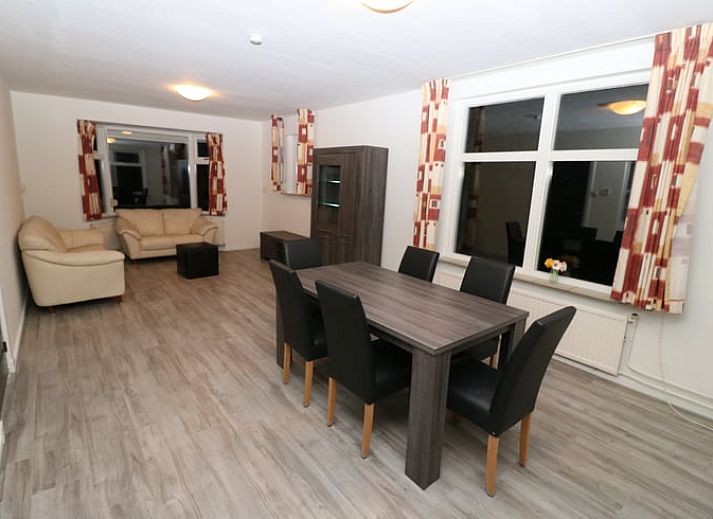 Vakantiehuis in Arnemuiden verscholen tussen bomen op Walcheren, Zeeland.