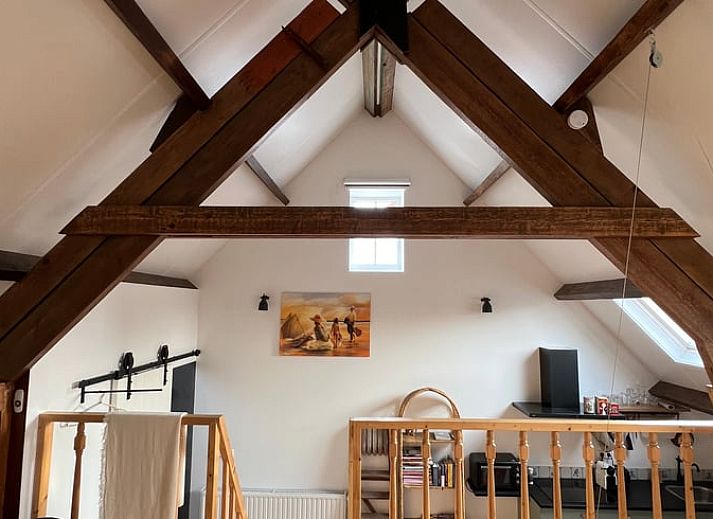 Rustieke buitenkant van Vakantiehuis in Arnemuiden, Walcheren, Zeeland met stenen muren en bloeiende planten.