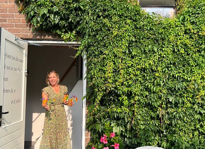 Gezellige slaapkamer in Vakantiehuis in Arnemuiden, Walcheren, Zeeland met houten wanden en dakraam.