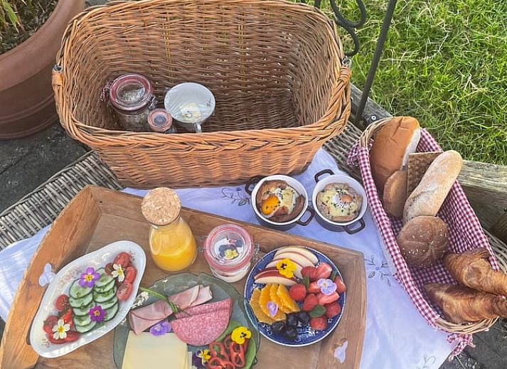 Gezellige slaapkamer in Vakantiehuis in Arnemuiden, Walcheren, Zeeland met houten wanden en dakraam.