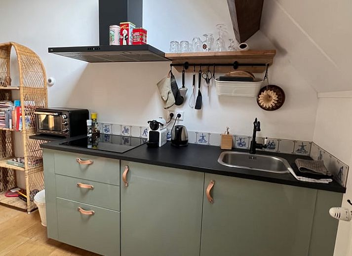 Gezellige slaapkamer in Vakantiehuis in Arnemuiden, Walcheren, Zeeland met houten wanden en dakraam.