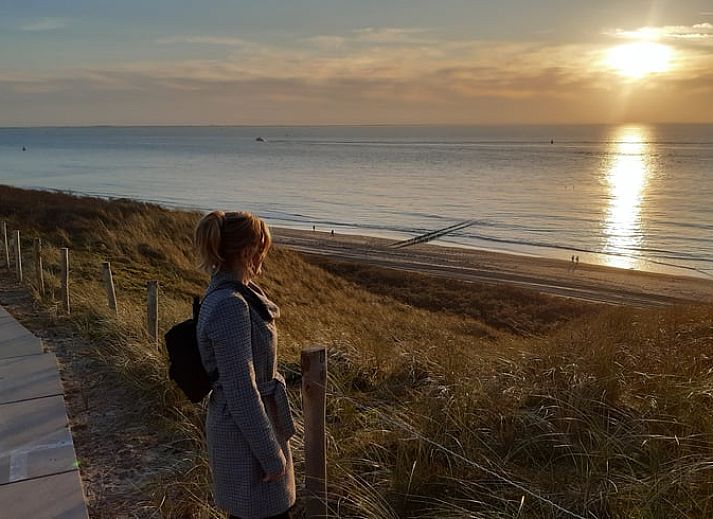 Ruime zolderkamer in Vakantiehuis in Arnemuiden, Walcheren, Zeeland met houten balken en moderne inrichting.