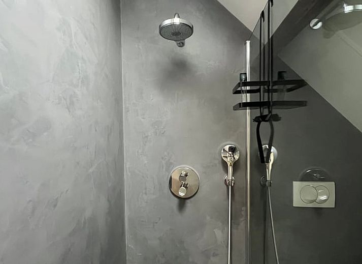 Ruime zolderkamer in Vakantiehuis in Arnemuiden, Walcheren, Zeeland met houten balken en moderne inrichting.