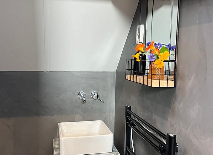 Ruime zolderkamer in Vakantiehuis in Arnemuiden, Walcheren, Zeeland met houten balken en moderne inrichting.