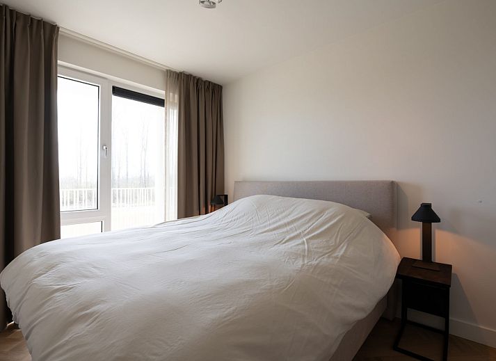 Cozy dining area in Lamsoor 91 | Veerse Wende, vacation home in Arnemuiden overlooking the nature of Zeeland.