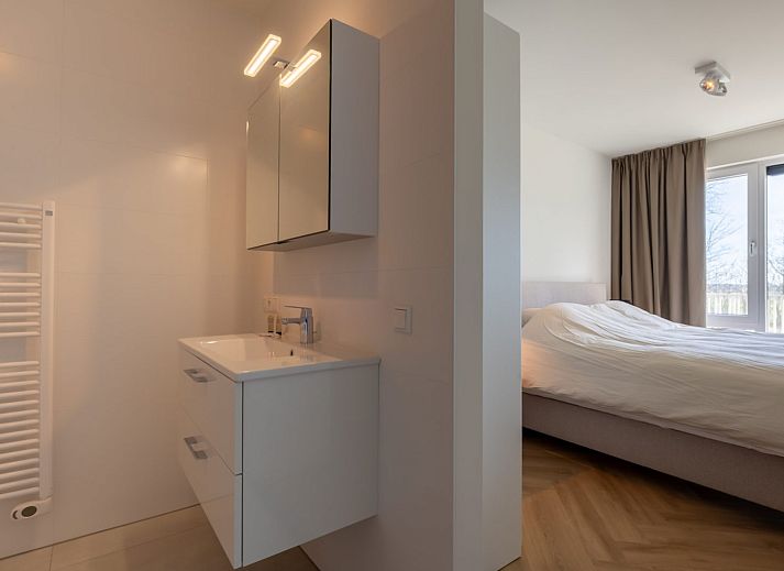 Cozy dining area in Lamsoor 91 | Veerse Wende, vacation home in Arnemuiden overlooking the nature of Zeeland.