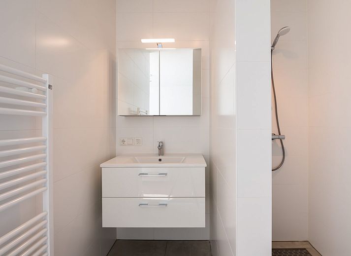 Spacious living room in Lamsoor 43 | Veerse Wende, a vacation home in Arnemuiden, Walcheren with modern furnishings.