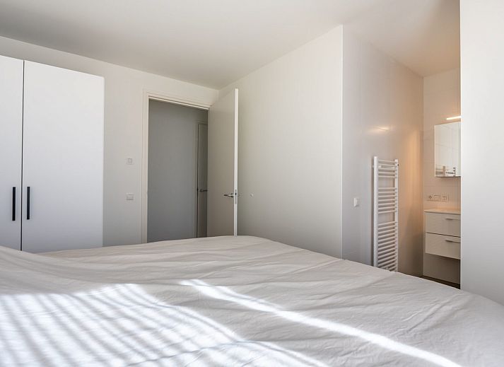 Spacious living room in Lamsoor 43 | Veerse Wende, a vacation home in Arnemuiden, Walcheren with modern furnishings.