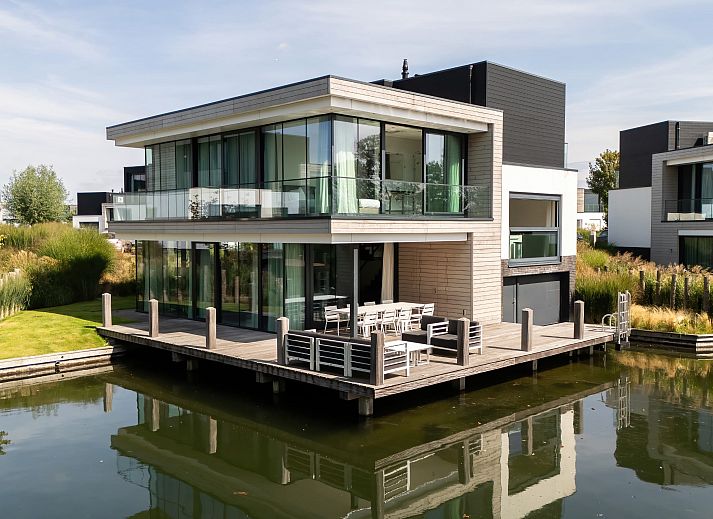 Detached house in Arnemuiden, Walcheren, Zeeland with modern architecture and spacious waterfront terrace for a relaxing vacation.