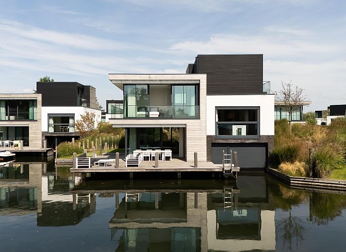 Detached house in Arnemuiden, Walcheren, Zeeland with modern architecture and spacious waterfront terrace for a relaxing vacation.
