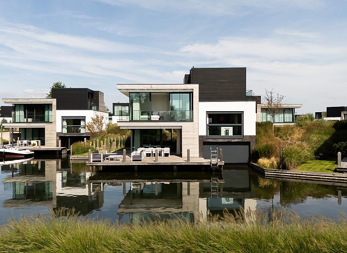 Detached house in Arnemuiden, Walcheren, Zeeland with modern architecture and spacious waterfront terrace for a relaxing vacation.