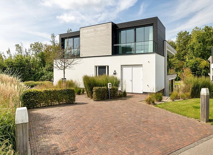 Detached house in Arnemuiden, Walcheren, Zeeland with modern architecture and spacious waterfront terrace for a relaxing vacation.