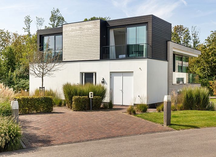 Detached house in Arnemuiden with modern waterfront terrace, ideal vacation home in Walcheren, Zeeland for a relaxing stay.