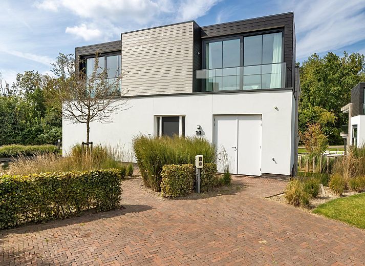 Detached house in Arnemuiden with modern waterfront terrace, ideal vacation home in Walcheren, Zeeland for a relaxing stay.