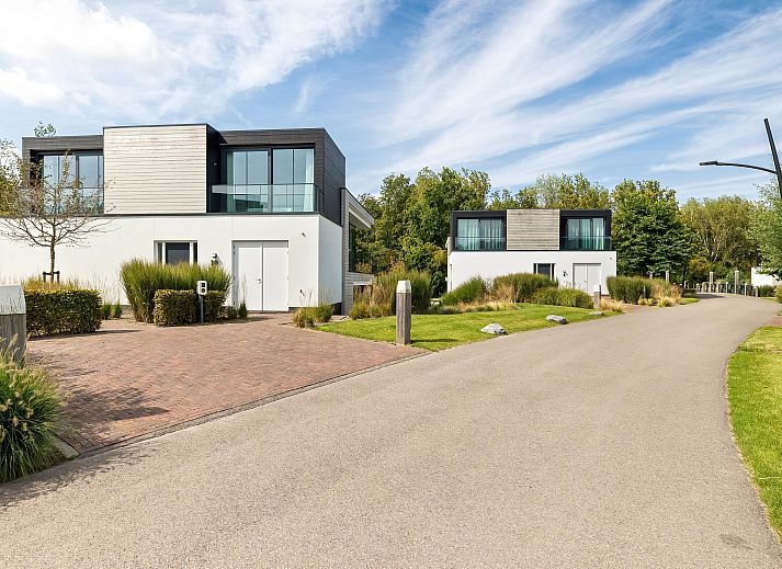 Detached house in Arnemuiden with modern waterfront terrace, ideal vacation home in Walcheren, Zeeland for a relaxing stay.