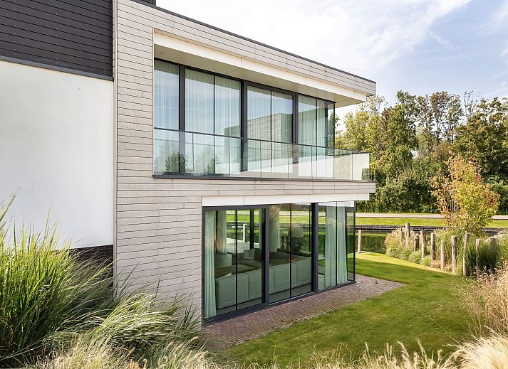Detached house in Arnemuiden with modern waterfront terrace, ideal vacation home in Walcheren, Zeeland for a relaxing stay.