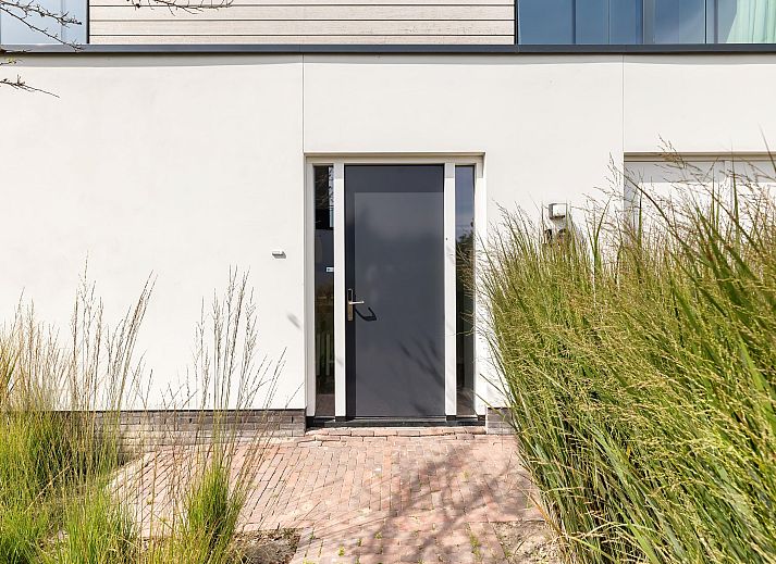 Detached house in Arnemuiden with modern waterfront terrace, ideal vacation home in Walcheren, Zeeland for a relaxing stay.