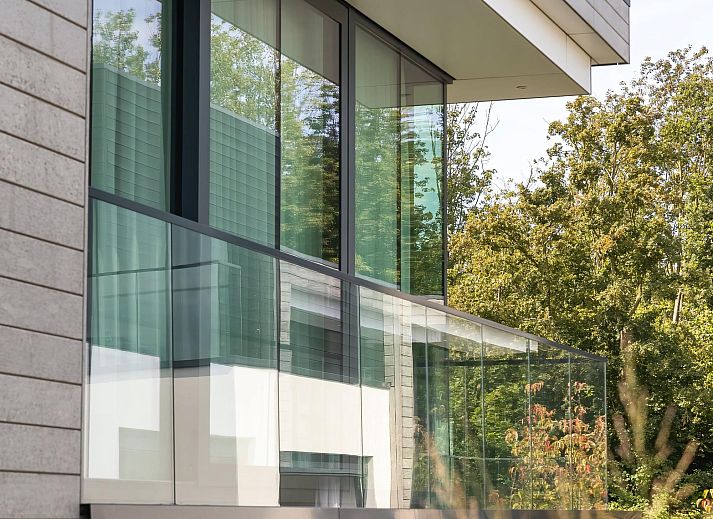 Detached house in Arnemuiden, beautiful waterfront vacation home on Walcheren, Zeeland, with modern architecture and serene surroundings.