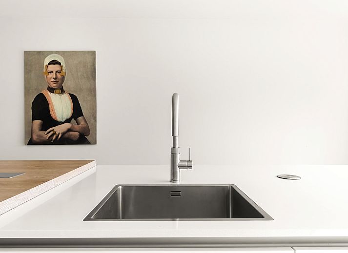 Detached house in Arnemuiden, Walcheren, Zeeland offers stunning views of the water and surrounding nature.