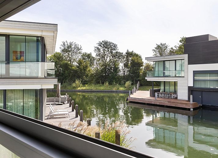 Detached house in Arnemuiden, Walcheren, Zeeland offers a modern vacation home experience with spacious garden and peaceful surroundings.