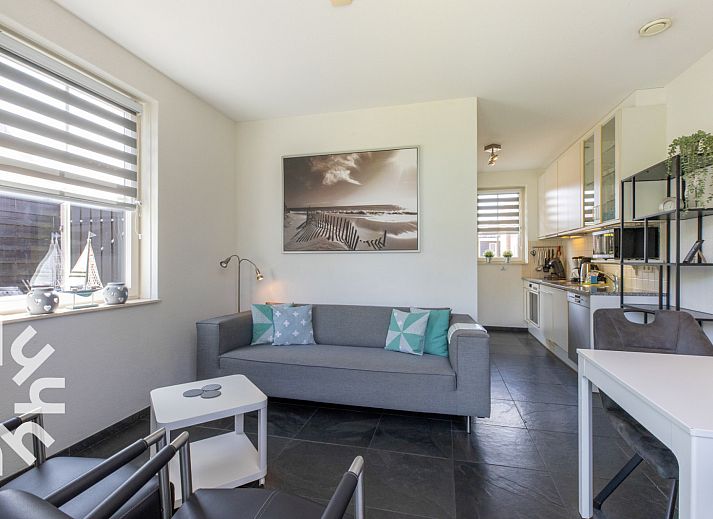 Sonnige Terrasse mit Sitzgelegenheit im Ferienhaus ZE287 in Vrouwenpolder, Zeeland.