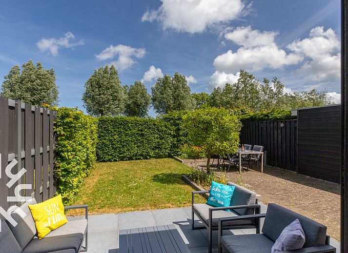 Sonnige Terrasse mit Sitzgelegenheit im Ferienhaus ZE287 in Vrouwenpolder, Zeeland.