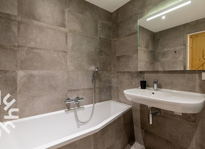 Luftaufnahme des Ferienhauses ZE583 in Vrouwenpolder, Walcheren, umgeben von ueppiger Natur und Feldern in Zeeland.