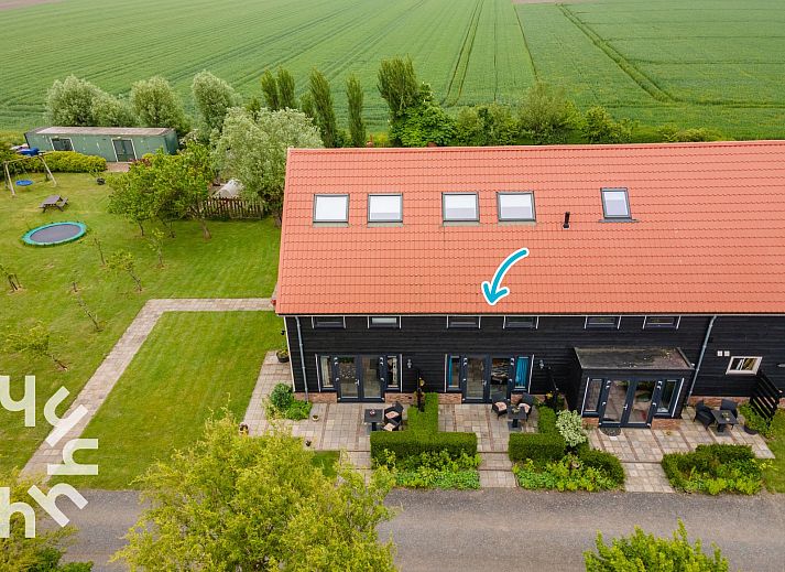 Gemuetlicher Innenbereich des Ferienhauses ZE583 in Vrouwenpolder, Walcheren mit Esstisch und Fernseher in Zeeland.