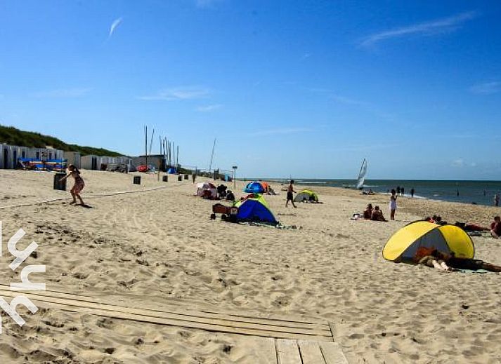 Gemuetlicher Innenbereich des Ferienhauses ZE583 in Vrouwenpolder, Walcheren mit Esstisch und Fernseher in Zeeland.